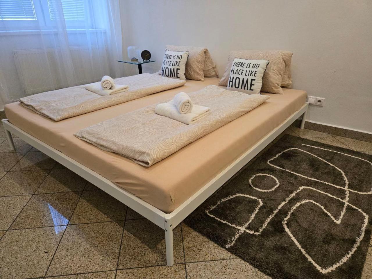 Newly Renovated 2 Rooms Apartment Downtown Nitra Luaran gambar