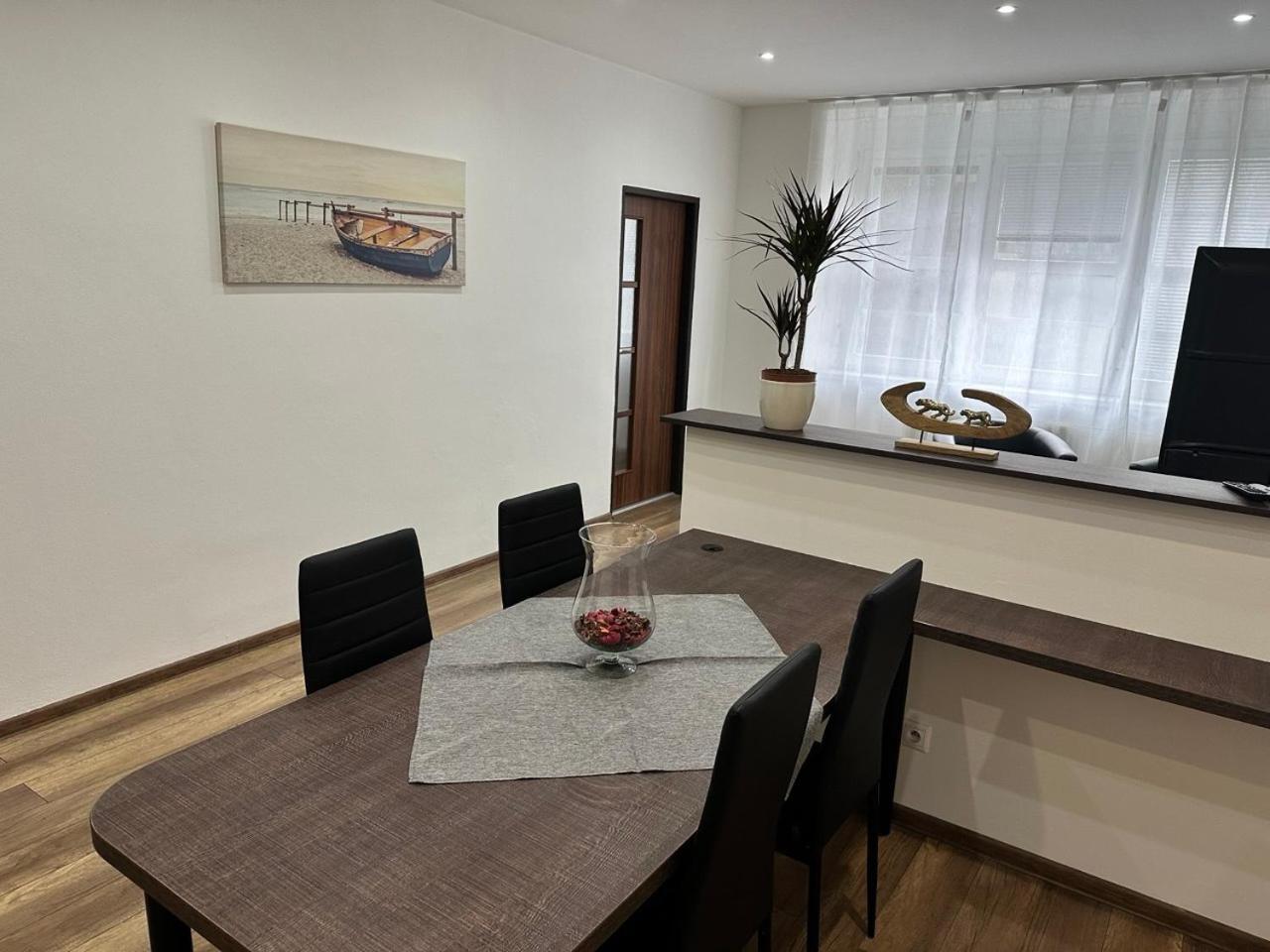 Newly Renovated 2 Rooms Apartment Downtown Nitra Luaran gambar