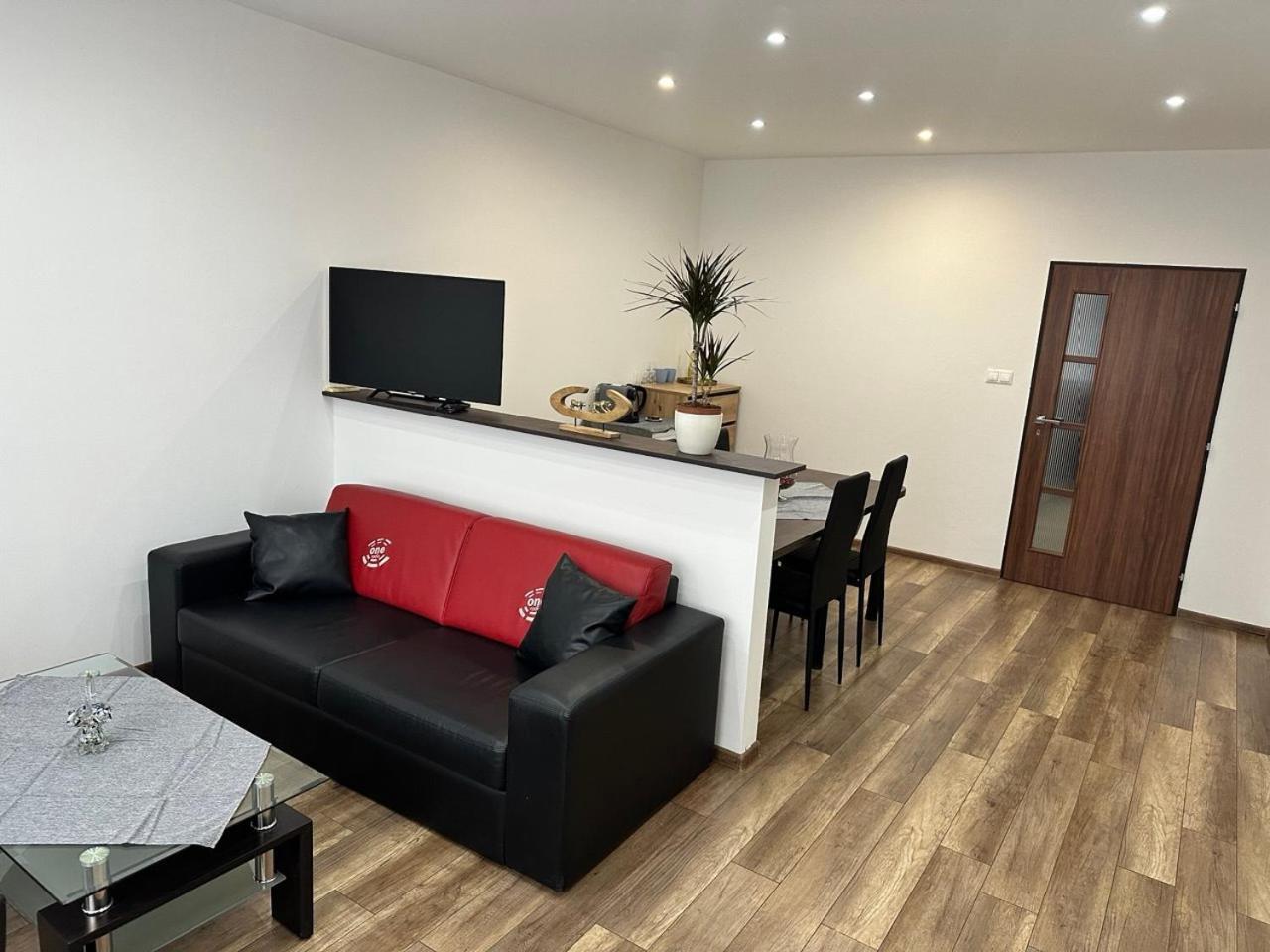 Newly Renovated 2 Rooms Apartment Downtown Nitra Luaran gambar